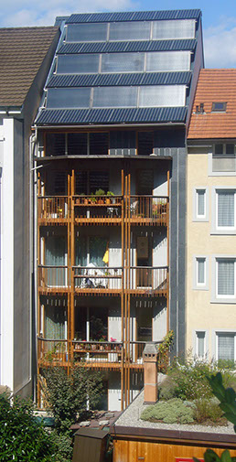 Holzbalkon Verschattung der Fensterflächen