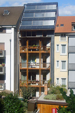 Holzbalkon Verschattung der Fensterflächen