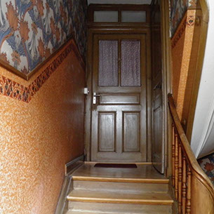 Treppenhaus mit Jugendstiltapete